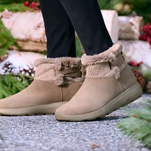 NWT Skechers On-the-Go-City-to-Cozy-Vibe Boot Sz 9